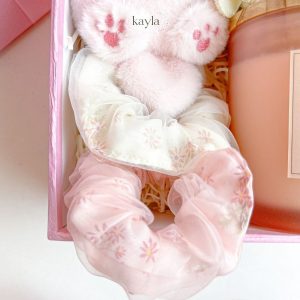 Scrunchie vải voan hoa trắng hồng