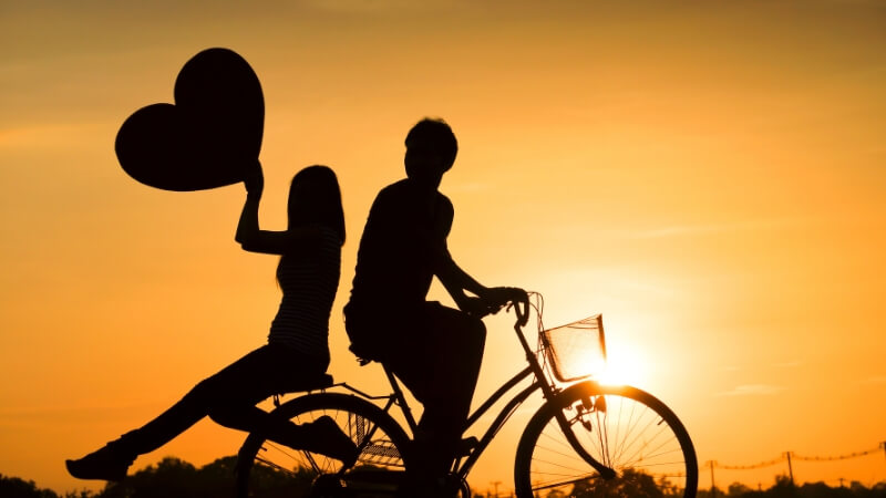 5 dấu hiệu con trai thích bạn qua hành động