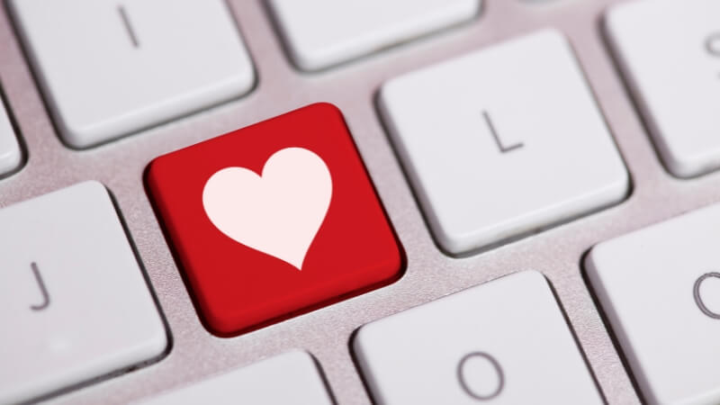 Cách nhận biết con gái thích bạn qua tin nhắn