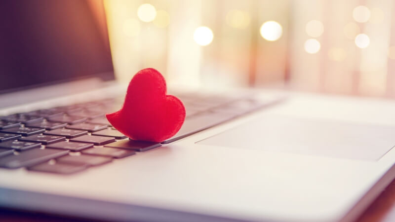 Dấu hiệu cô ấy thích bạn qua chat