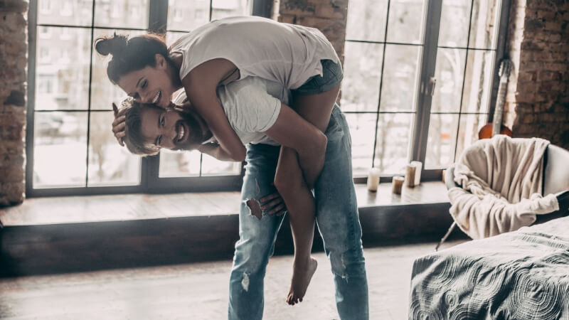 Crush mỉm cười khi gặp ánh nhìn của bạn