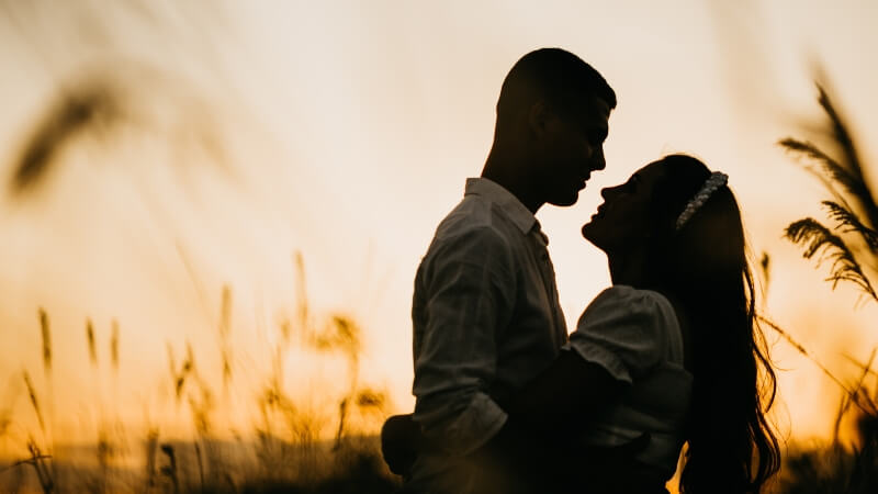 Crush nhìn bạn với ánh mắt trìu mến và quan tâm đặc biệt