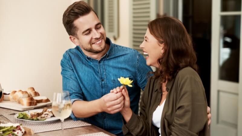 Dấu hiệu anh lớn tuổi thích bạn