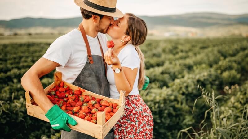 Biểu hiện đàn ông lớn tuổi có tình cảm