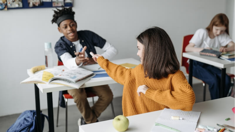 Khi bạn học luôn chủ động giúp đỡ bạn