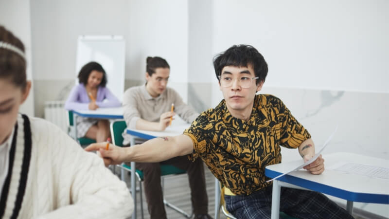 Dấu hiệu bạn học cùng đang thầm thích bạn