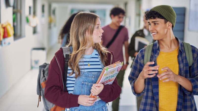 Cách nhận biết bạn cùng lớp thích mình qua ánh mắt và nụ cườ