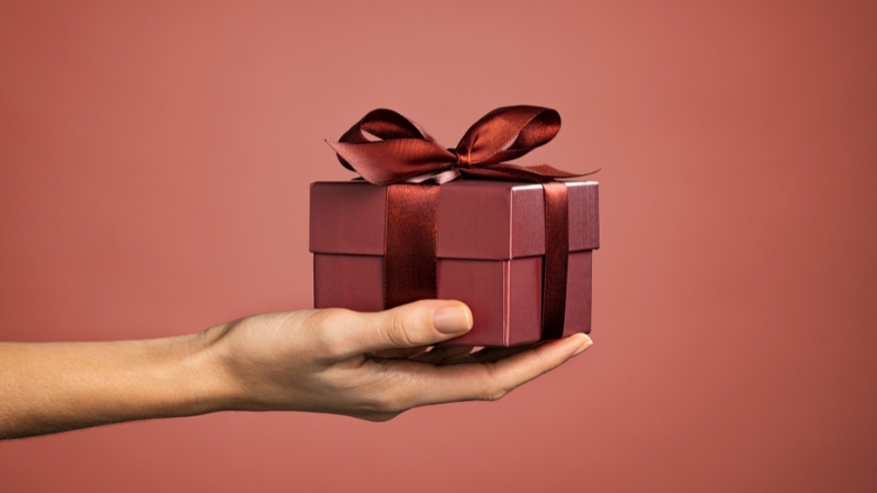 tặng quà gì khi lần đầu gặp mặt bạn trai