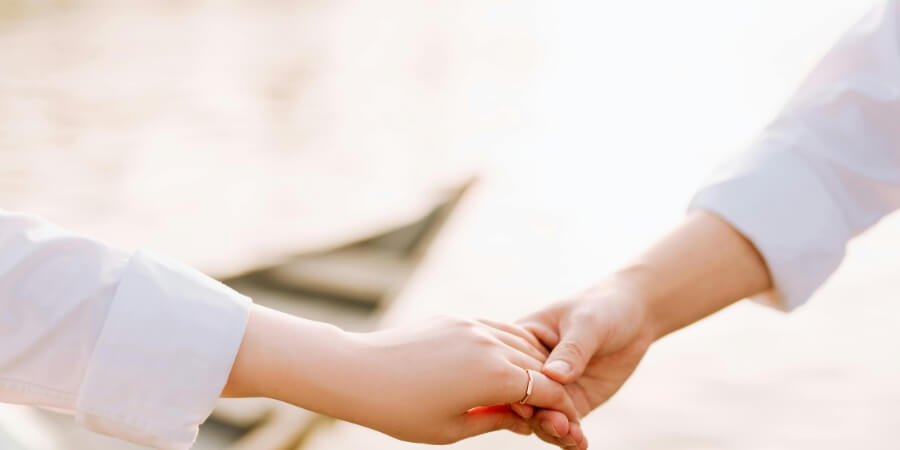 khi con gái cho con trai nắm tay