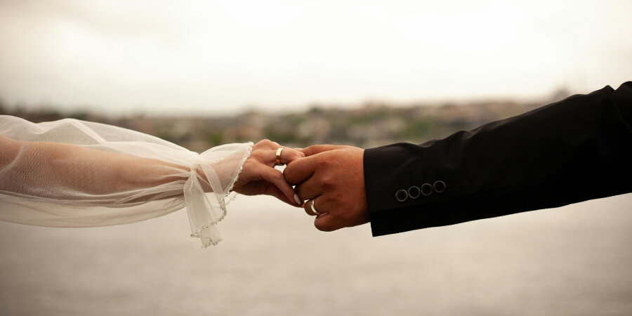 khi con gái cho con trai nắm tay