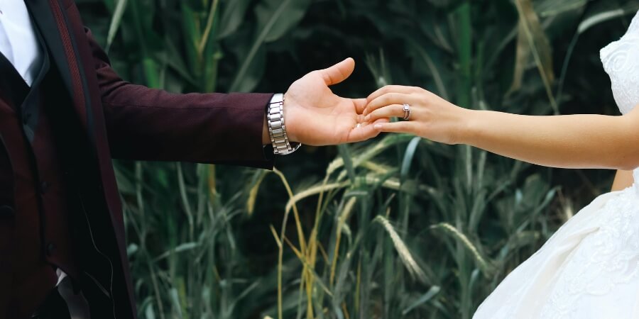 khi con gái cho con trai nắm tay