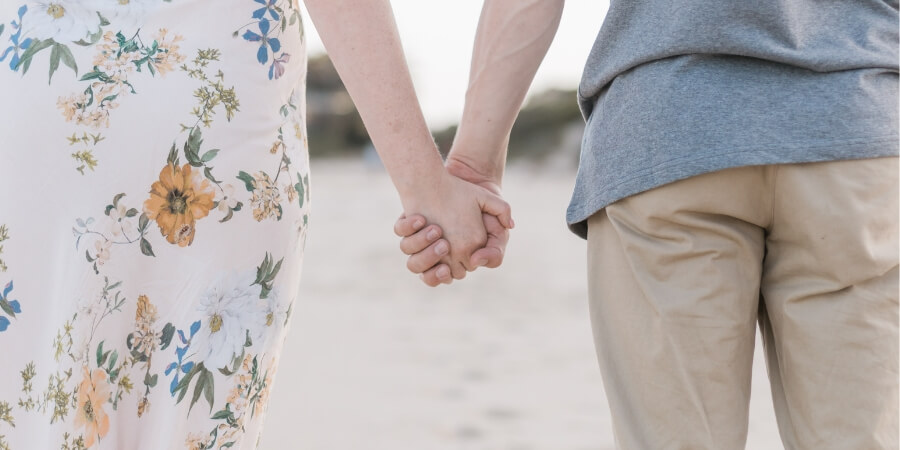 khi con gái cho con trai nắm tay