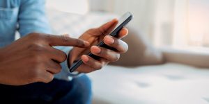 khi con trai im lặng không nhắn tin