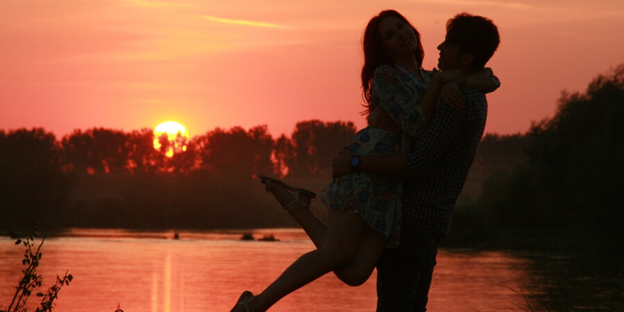 khi con trai nhìn con gái chằm chằm