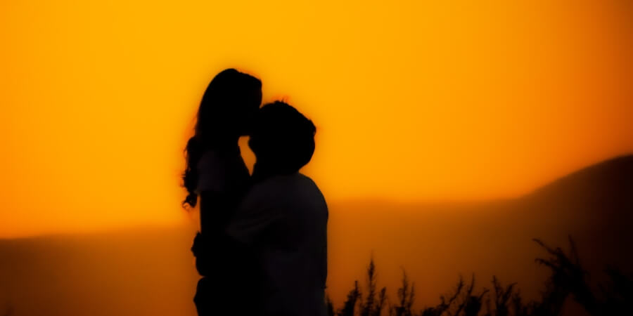 khi con trai nhìn con gái chằm chằm