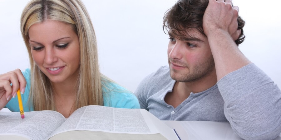 khi con trai nhìn con gái chằm chằm