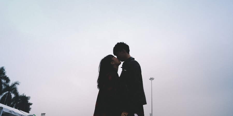 khi hôn nhau con trai có bị kích thích hay không