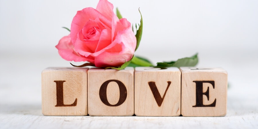 khi con gái hỏi anh có yêu em không