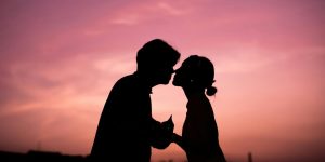 cách hôn môi bạn trai lần đầu tiên