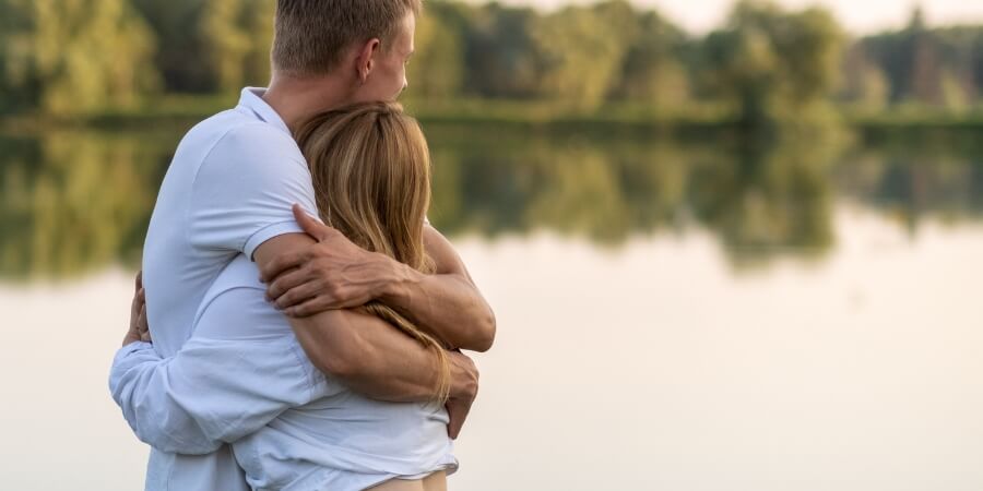 khi con trai vuốt tóc bạn