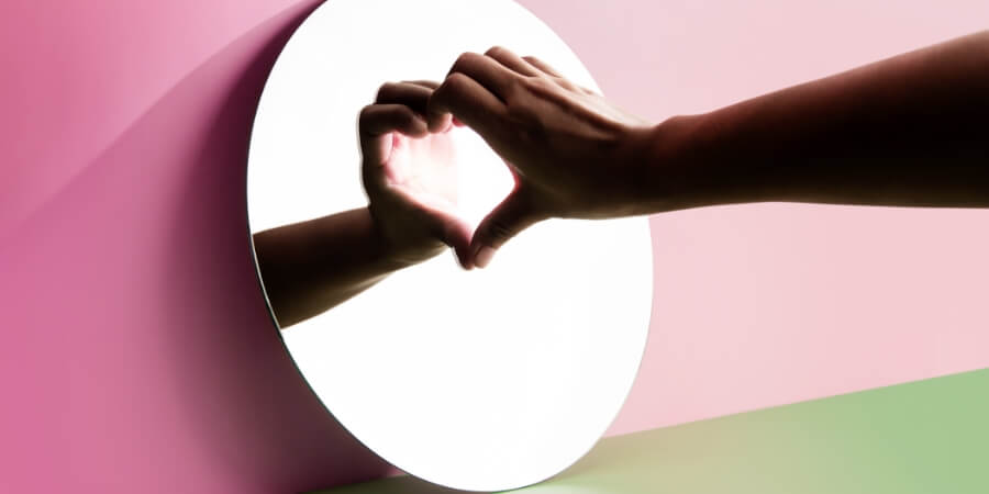 khi con trai vuốt tóc bạn