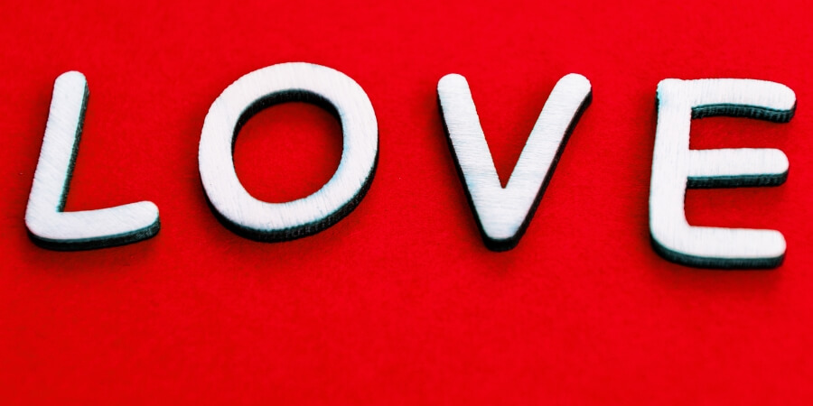 khi con trai vuốt tóc bạn