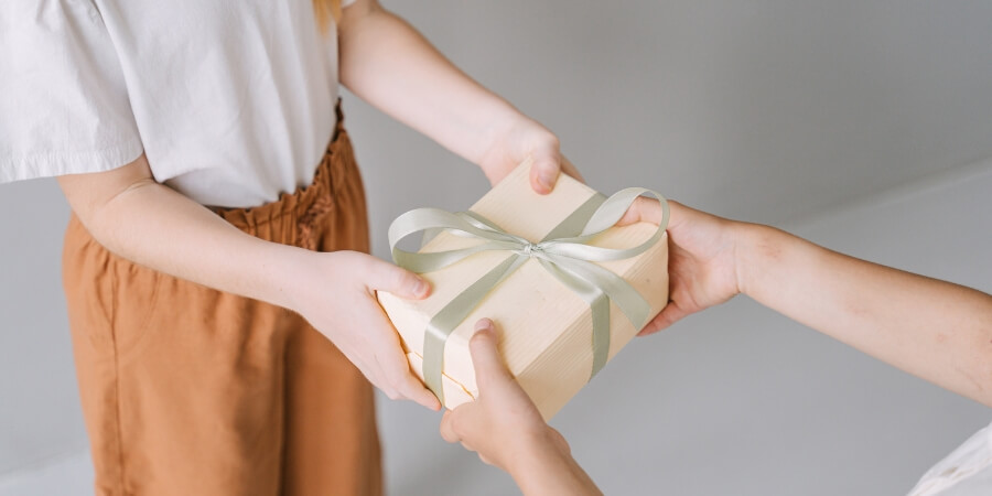 bạn trai không bao giờ tặng quà