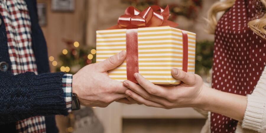 bạn trai không bao giờ tặng quà