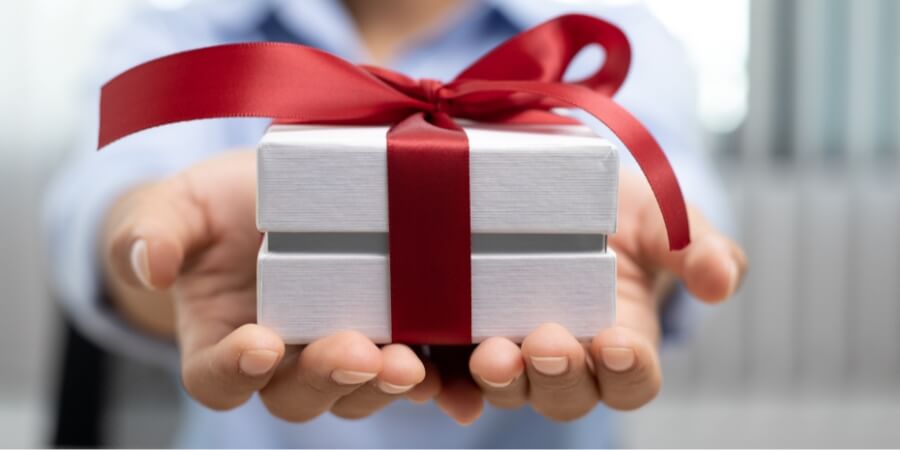 bạn trai không bao giờ tặng quà