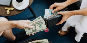 có nên cho bạn gái mượn tiền​