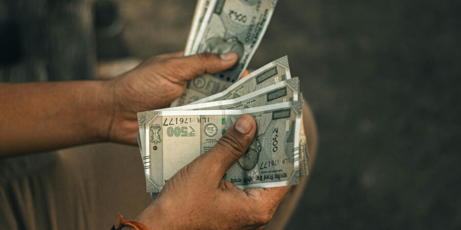 có nên cho bạn gái mượn tiền​