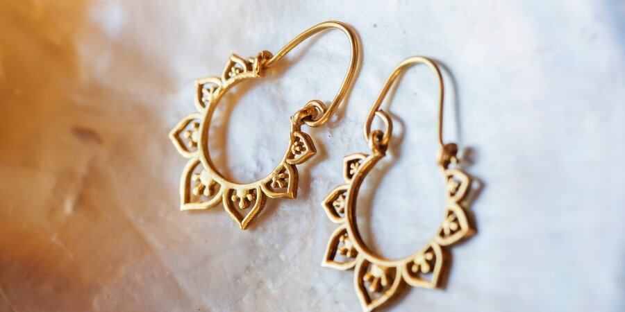 có nên tặng bông tai cho bạn gái​