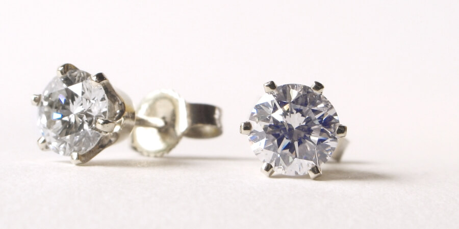 có nên tặng bông tai cho bạn gái​