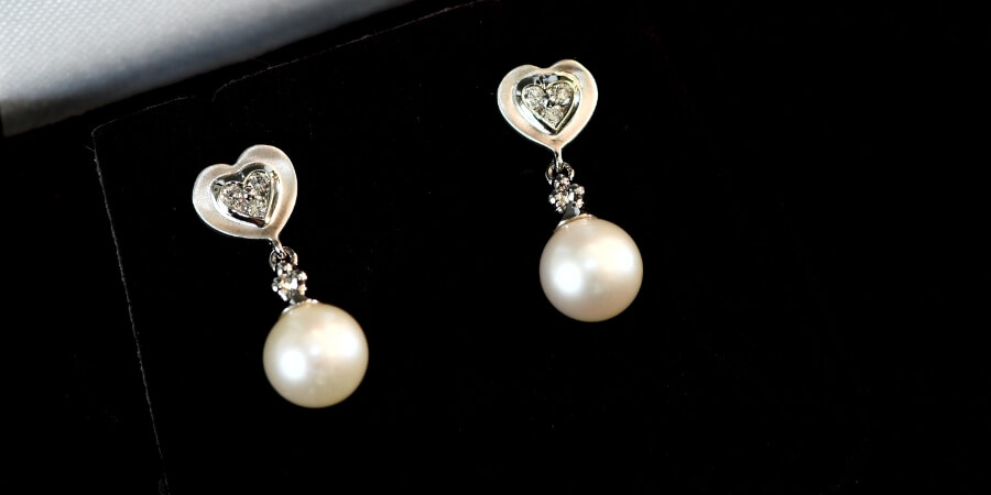 có nên tặng bông tai cho bạn gái​