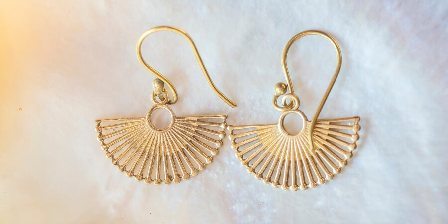 có nên tặng bông tai cho bạn gái​