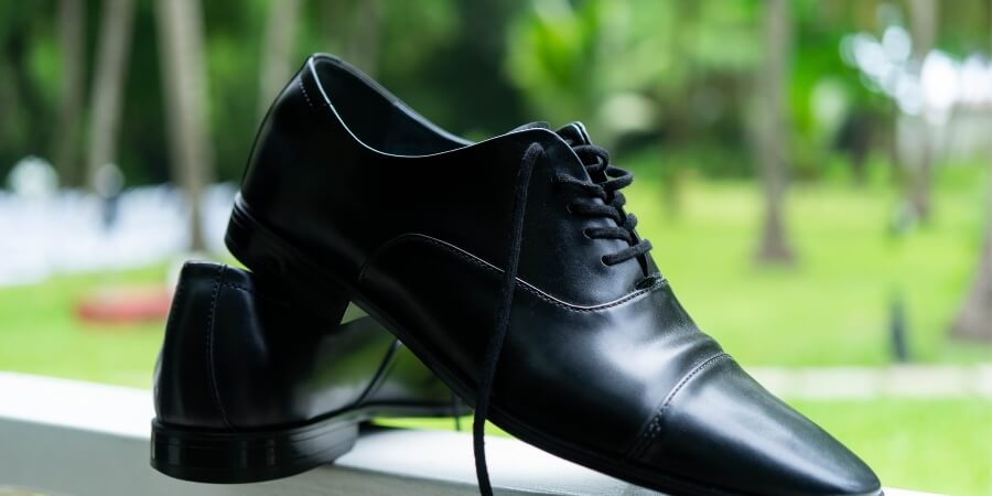 có nên tặng giày cho bạn trai không