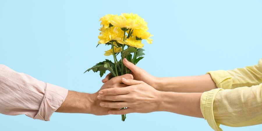 có nên tặng hoa cho bạn trai​