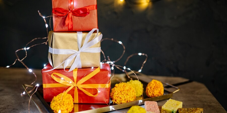 có nên tặng quà cho bạn trai