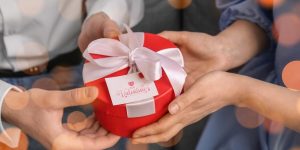 có nên tặng quà cho bạn trai