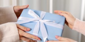 có nên tặng quà đắt tiền cho bạn gái​