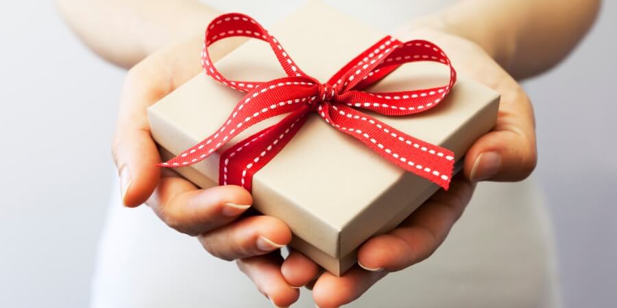 có nên tặng quà đắt tiền cho bạn gái​