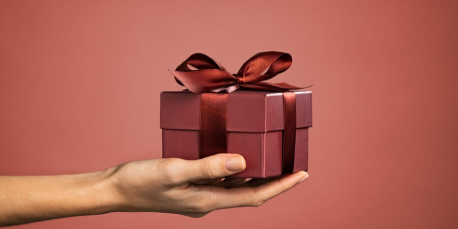 có nên tặng quà đắt tiền cho bạn gái​