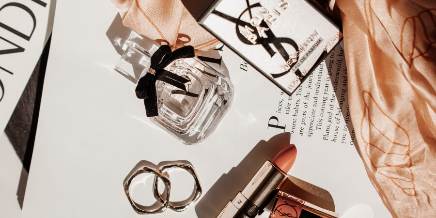 có nên tặng son môi cho bạn gái mới quen